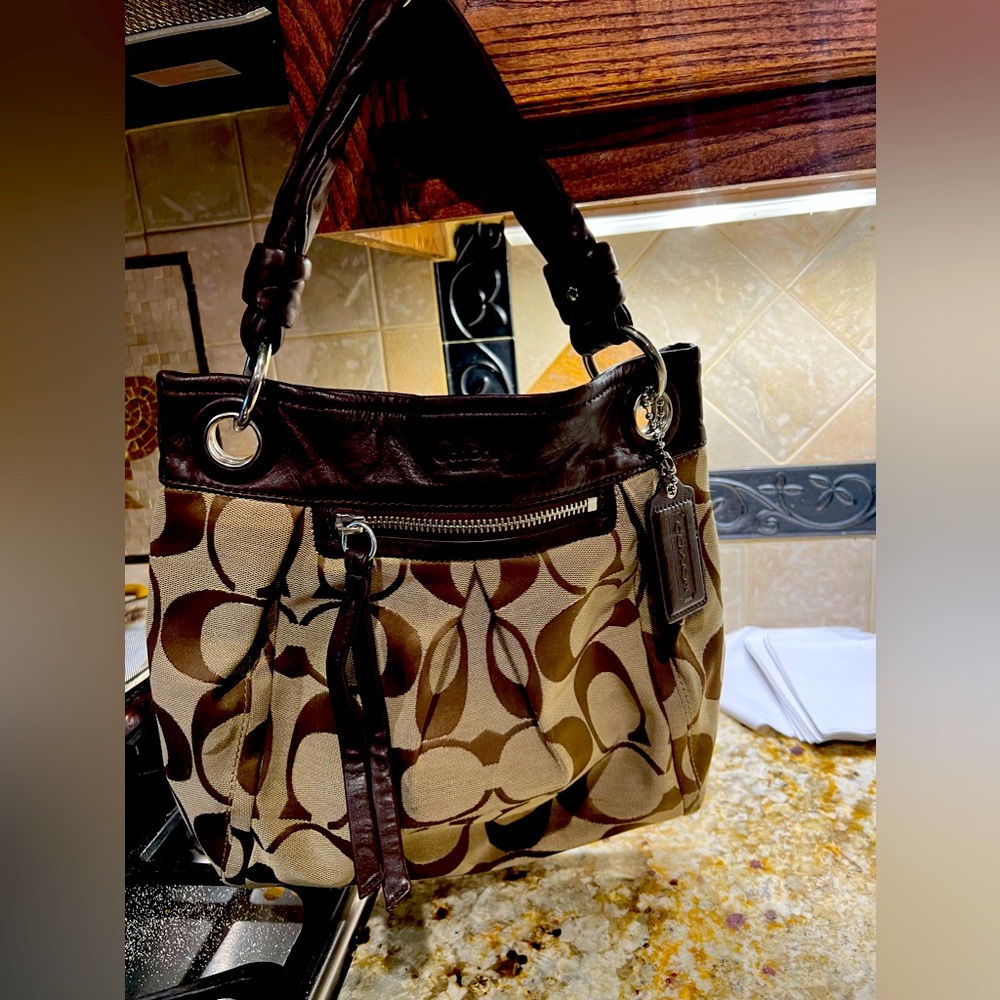 Authentic Coach purse, gently used. No stains or scratches. Real leather.
